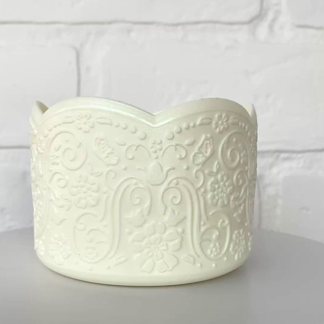 Load and play video in Gallery viewer, AALIJAH SHIMMER (Cream Shimmer) | LUXE Collection | Silicone Tumbler Boot