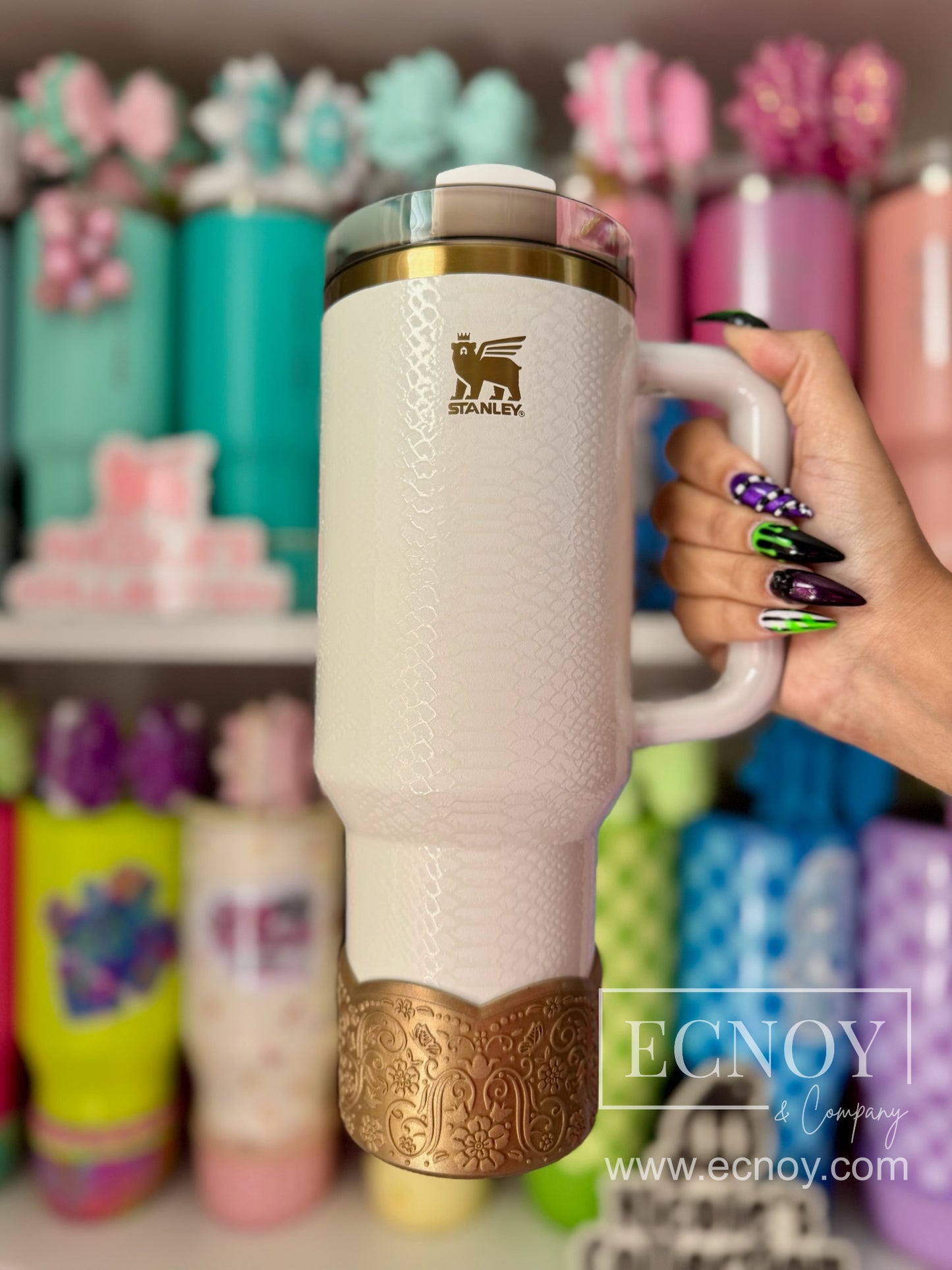 Belle — Bronze Metallic Scalloped Floral Vintage-Inspired Tumbler Accessory | LUXE Collection